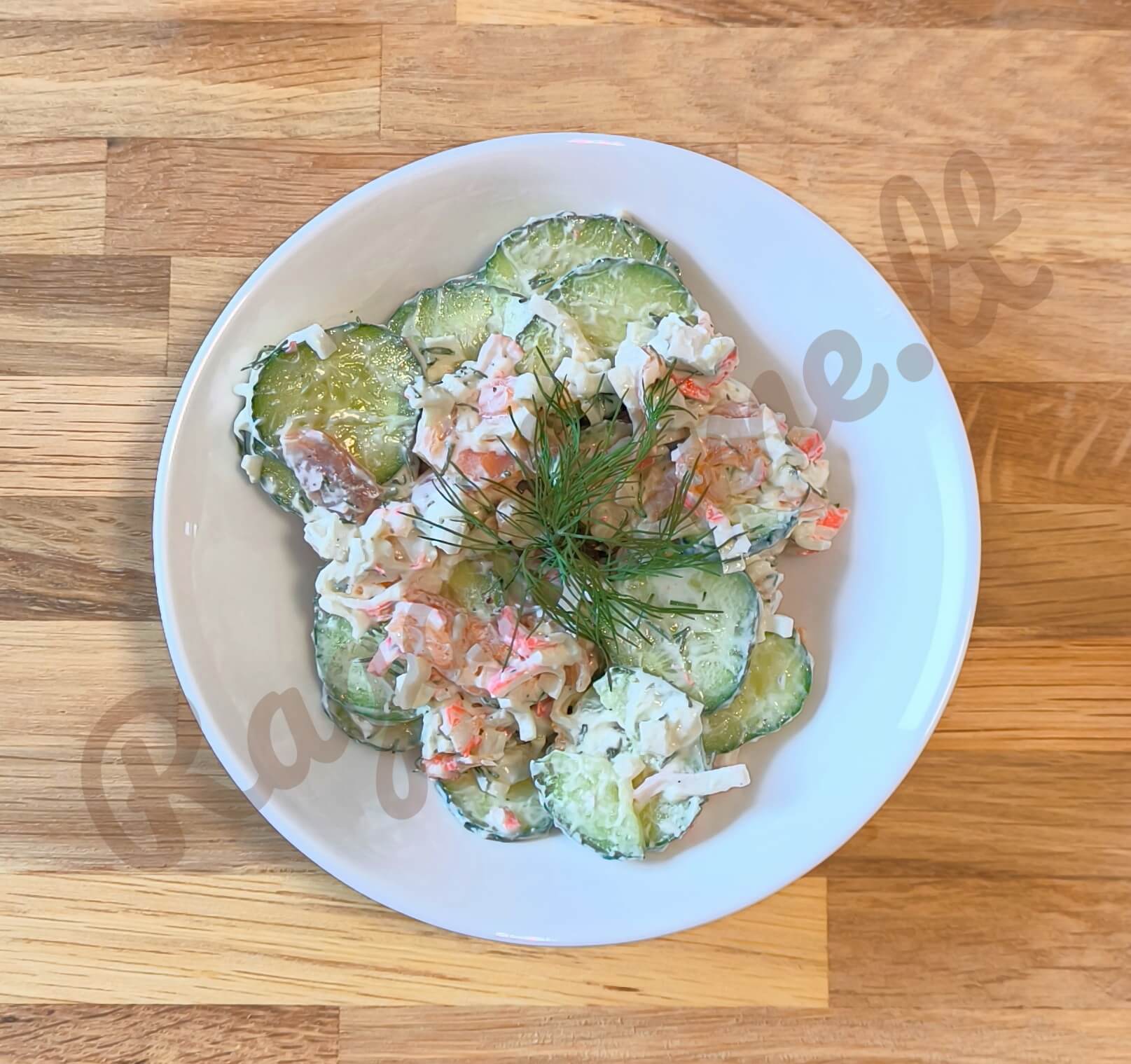 Agurkų salotos su krabų lazdelėmis ir lašiša