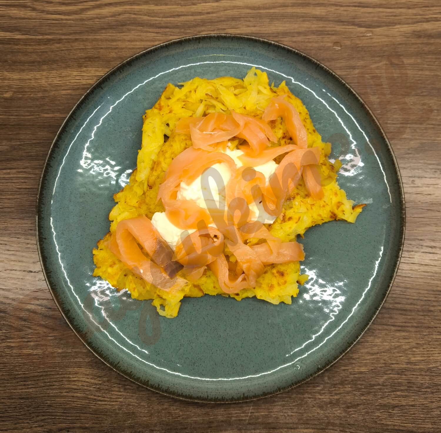 Tarkuotų bulvių paplotėliai keptuvėje su lašiša ir sūreliu