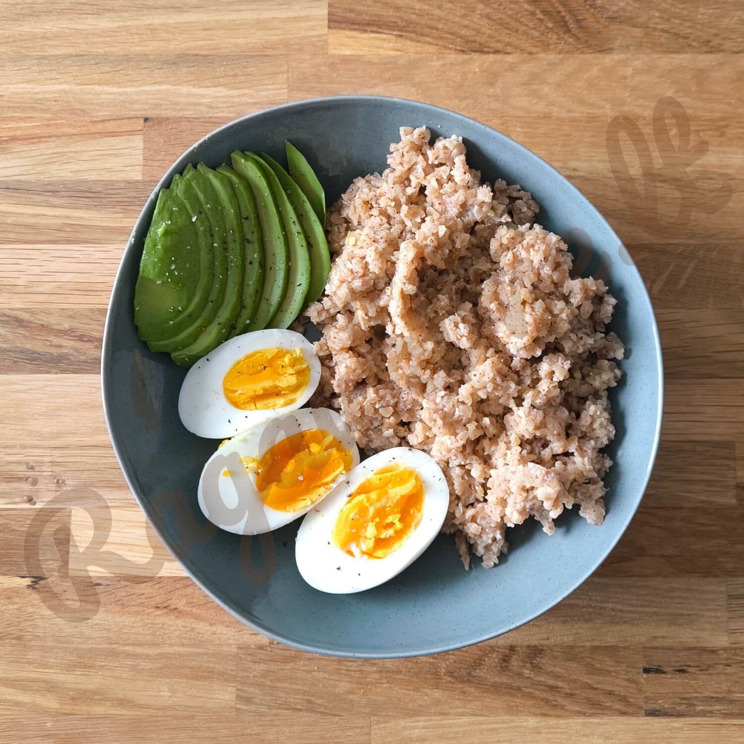 Grikių dribsniai su kiaušiniais ir avokadu