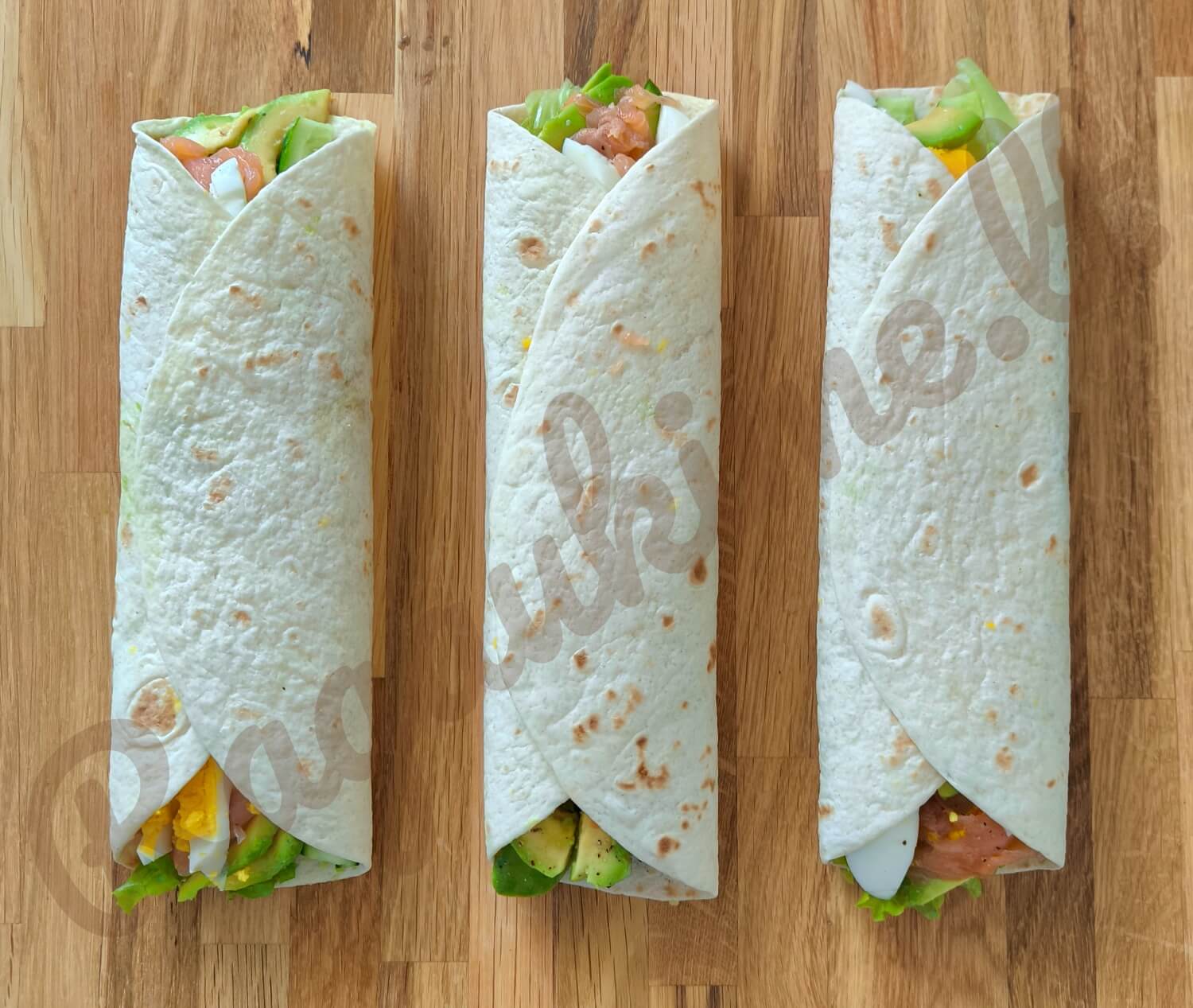 Lavašo suktinukai su lašiša, kiaušiniu ir avokadu