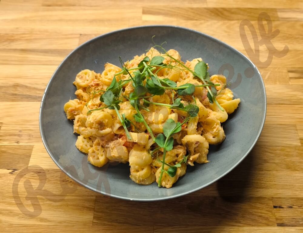Makaronai su lašiša, feta ir pomidorais